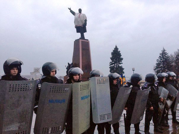 Украинская милиция у памятника Ленину в Запорожье 
