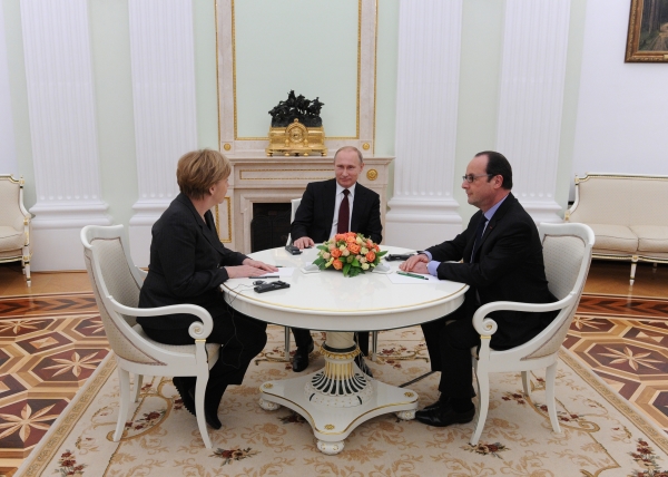 Президент России Владимир Путин, федеральный канцлер Германии Ангела Меркель и президент Франции Франсуа Олланд во время встречи в Кремле