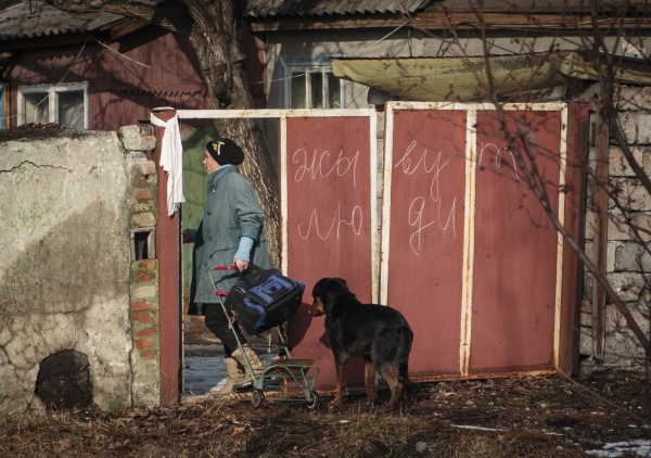 Местная жительница в Горловке в Донецкой области