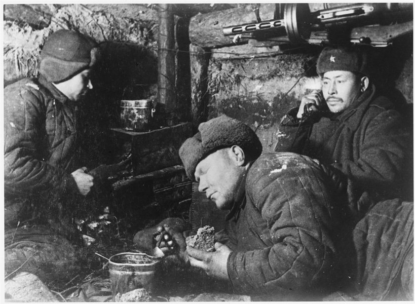 Солдаты за обедом, 1944 год