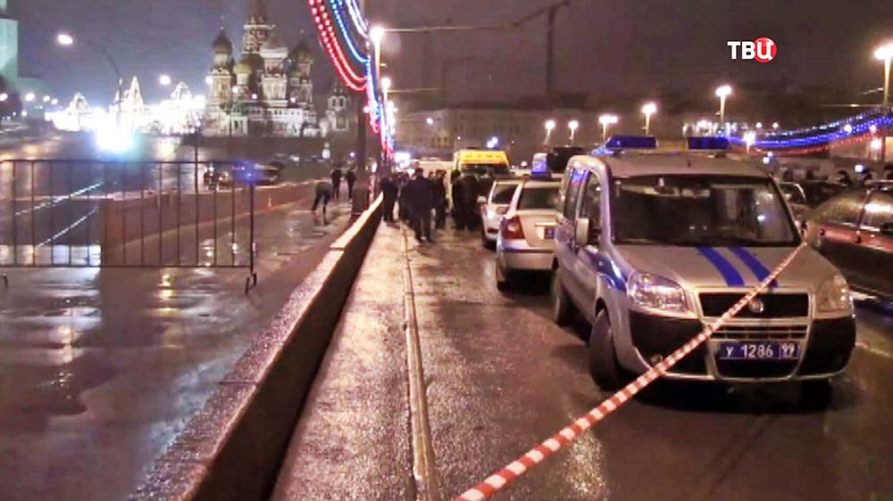 Полиция на месте убийства политика Бориса Немцова