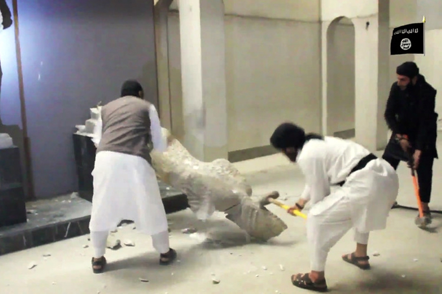 Сторонники группировки "Исламское государство" разрушают старинные статуи