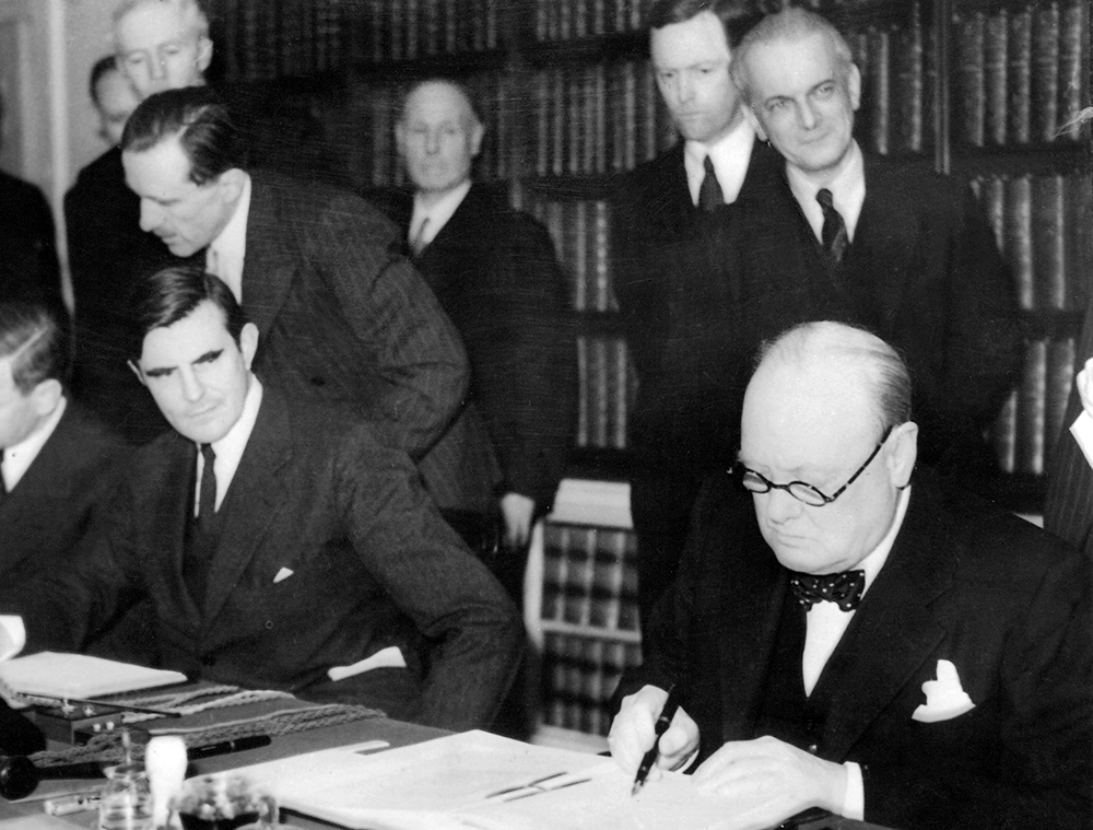 Премьер-министр Великобритании Уинстон Черчилль подписал акт о ленд-лизе американского президента Рузвельта