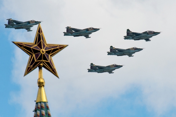 Самолеты Су-25 над Красной площадью