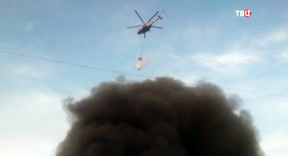 Пожарный вертолет на месте возгорания