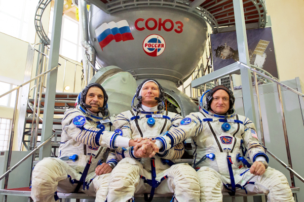 Участники экипажа Международной космической станции: астронавт НАСА Скот Келли и космонавты Роскосмоса Геннадий Падалка и Михаил Корниенко 