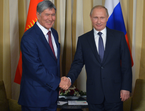Президент России Владимир Путин и президент Киргизии Алмазбек Атамбаев во время встречи