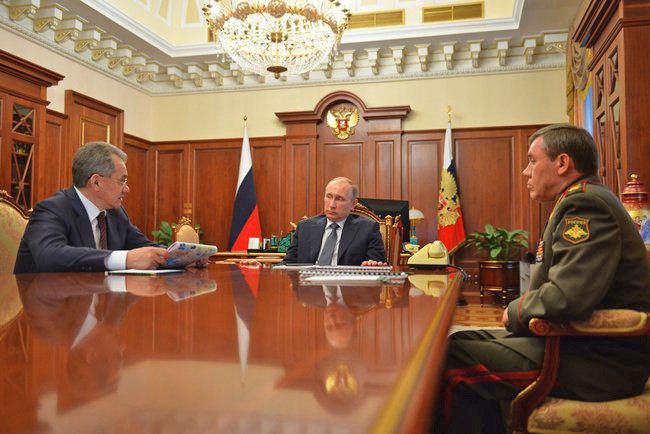 Владимир Путин провёл рабочую встречу с Министром обороны Сергеем Шойгу и начальником Генерального штаба Вооружённых Сил Валерием Герасимовым