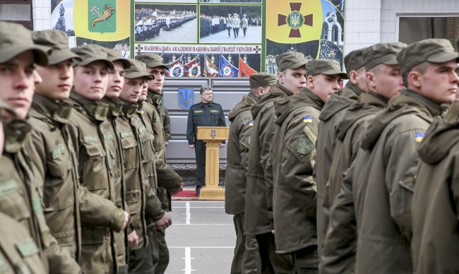 Пётр Порошенко и военнослужащие украинской армии