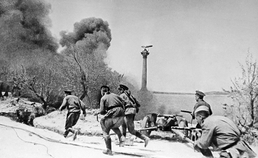 Морские пехотинцы во время боя в Севастополе