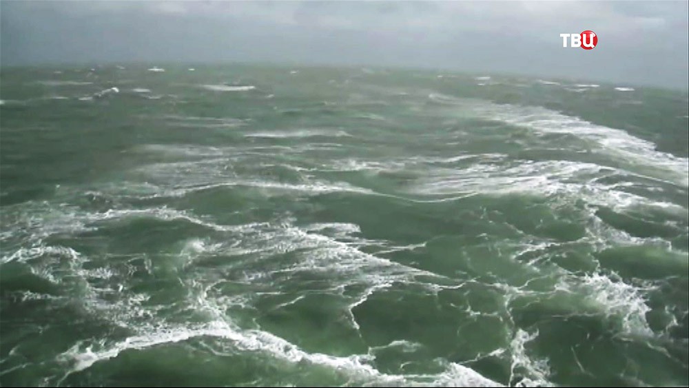 Море терпящее бедствие. Дальний Восток шторм. В Октябрьском на море в Охотском море шторм есть сегодня.