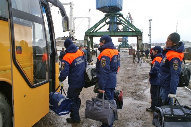 Участники спасательной операции в районе крушения траулера "Дальний Восток" в Охотском море