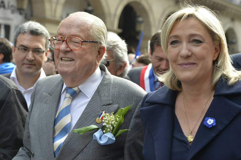 Основатель партии "Национальный фронт" Жан-Мари Ле Пен и его дочь - лидер "Национального фронта" Марин Ле Пен