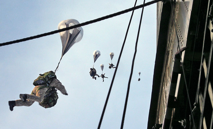 Бойцы ВДВ прыгают с парашютом