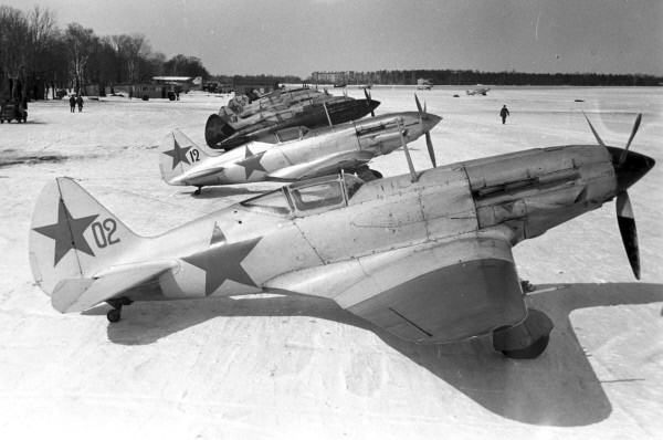 Истребители МиГ-3 на подмосковном аэродроме