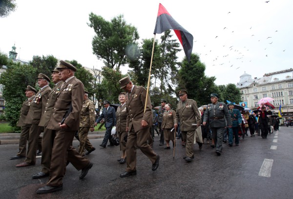 Ветераны УПА во время марша