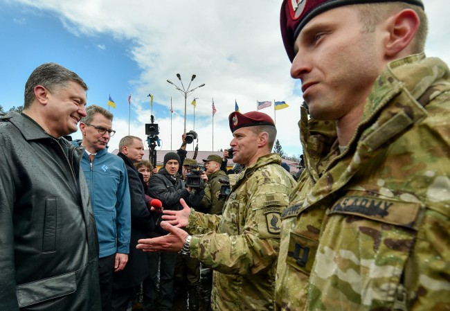 Президент Украины Пётр Порошенко и военнослужащие армии США