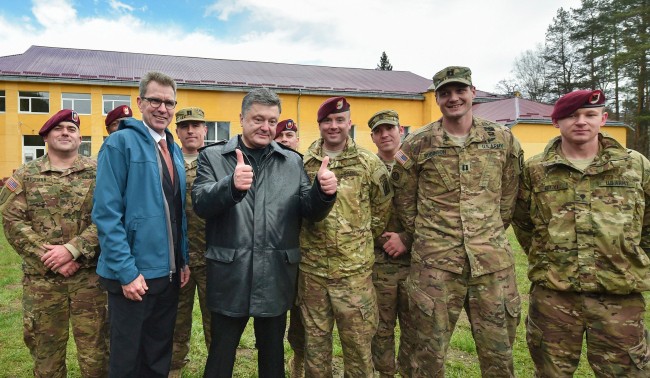 Президент Украины Пётр Порошенко и военнослужащие армии США