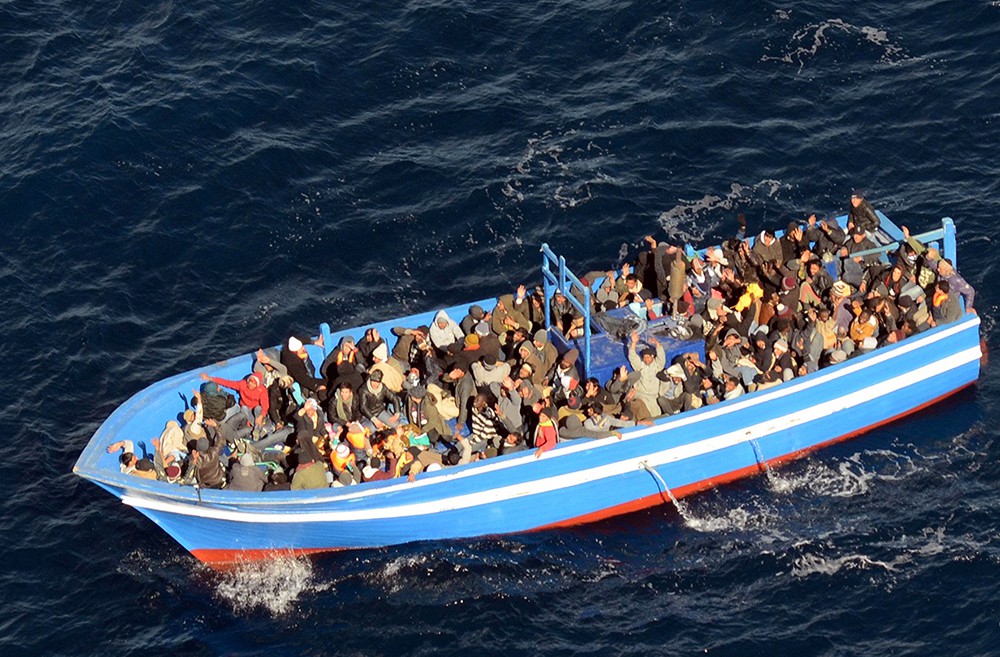Судно с мигрантами в Средиземном море