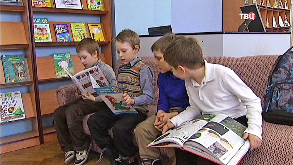 Школьники в детской библиотеке