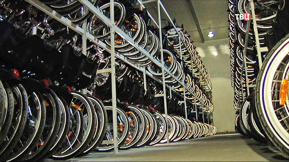 На складе велосипедов среди них женских. Склад велосипедов. Оптовый склад велосипедов. Хранение велосипедов на складе. Велосипеды в коробках склад.