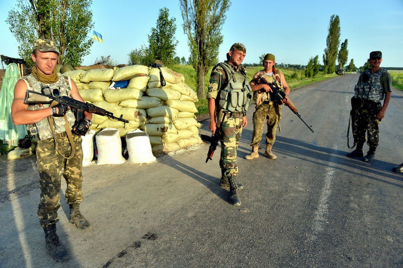 Украинские военные на блокпосту в Донбассе