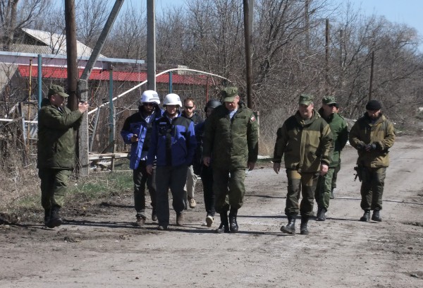 Представители ОБСЕ осматривают поселок в Донецкой области