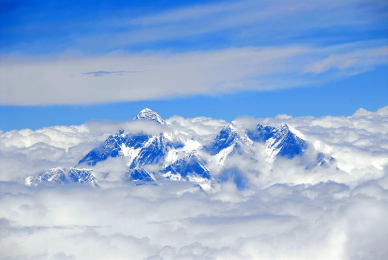 Вершина горы Эверест над облаками
