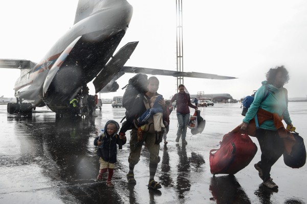 Граждане России и других государств, оказавшиеся в зоне чрезвычайной ситуации в Республике Непал, в аэропорту Домодедово