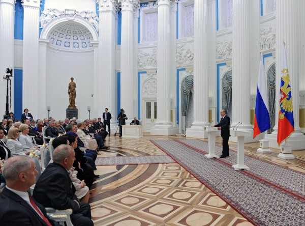 Президент России Владимир Путин во время церемонии вручения в Кремле медалей "Герой Труда Российской Федерации"