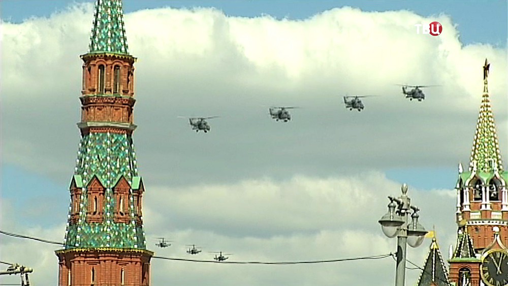 Пролёт военных вертолётов над Москвой