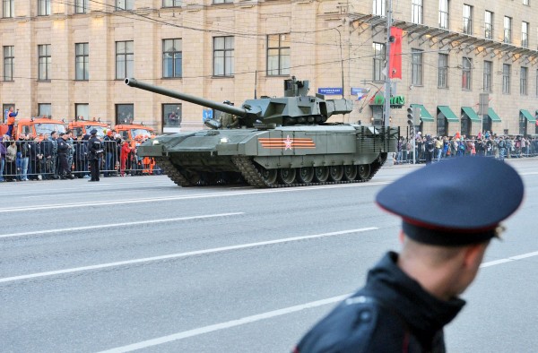 Танк Т-14 на гусеничной платформе "Армата" во время репетиции военного парада в Москве