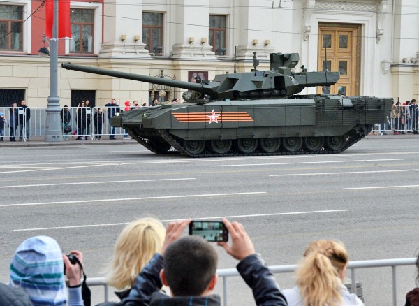 Танк Т-14 на гусеничной платформе "Армата" во время репетиции военного парада в Москве
