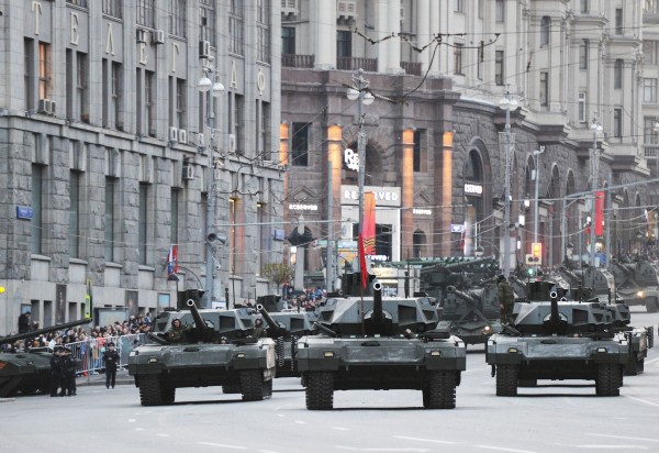 Танки Т-14 на гусеничной платформе "Армата" во время репетиции военного парада в Москве