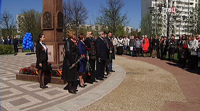 Жители Москвы почтили память погибших медиков 