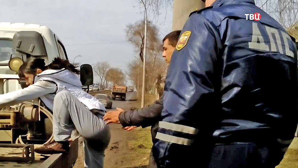 Женщина препятствует эвакуации своего автомобиля в Кемерово