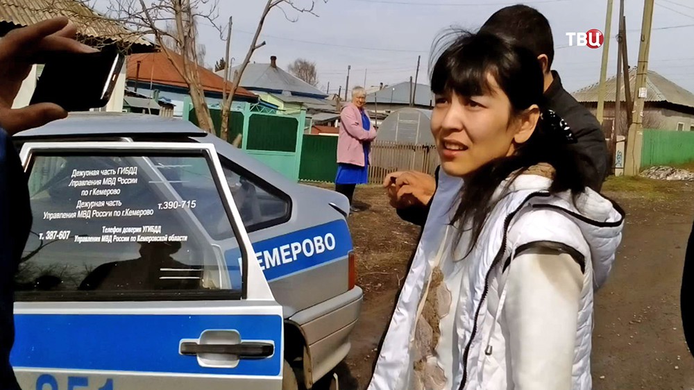 Женщина препятствует эвакуации своего автомобиля в Кемерово