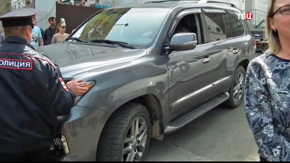Полицейские Владивостока препятствуют проезду автомобилю депутата краевого парламента