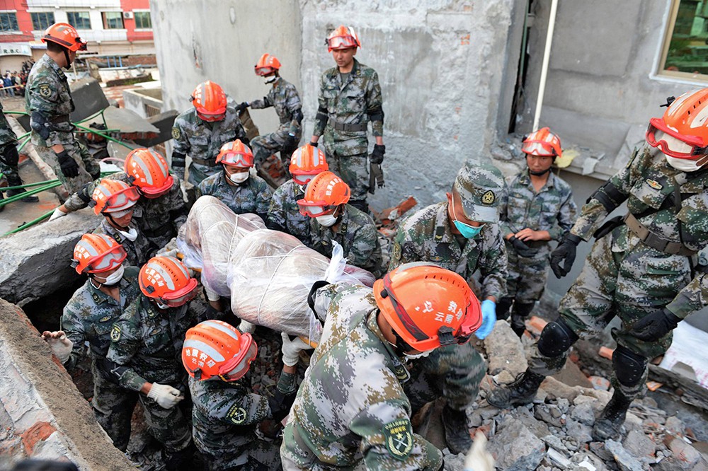 Спасатели переносят тела погибших при землетрясении в Непале