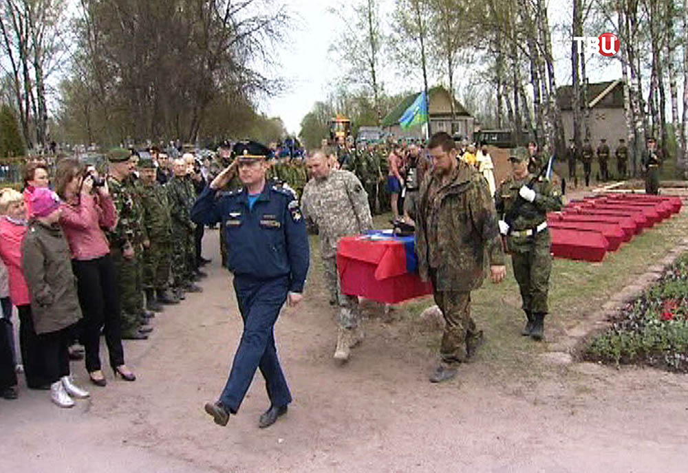 Церемония перезахоронения останков советских солдат 