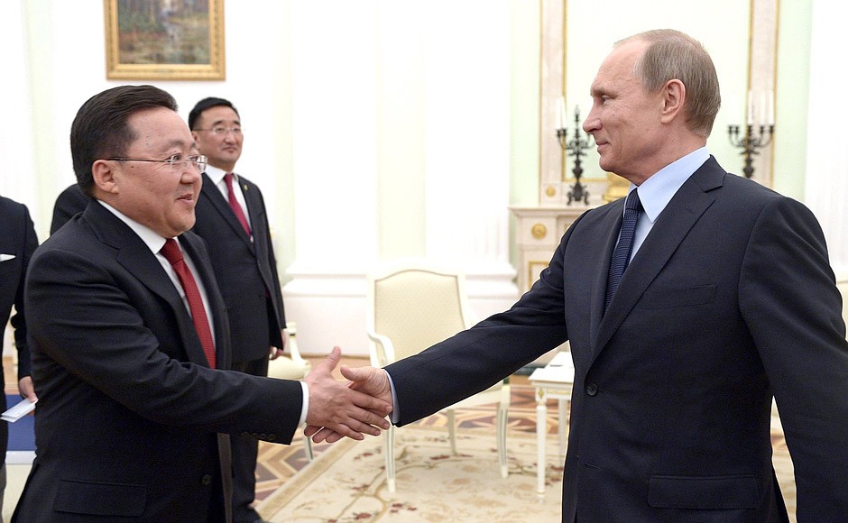 Президент России Владимир Путин и президент Монголии Цахиагийн Элбэгдорж