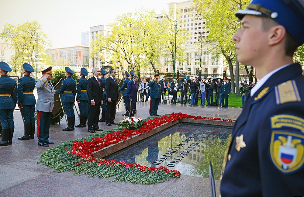 Сергей Собянин принял участие в церемонии возложения цветов к Могиле неизвестного солдата