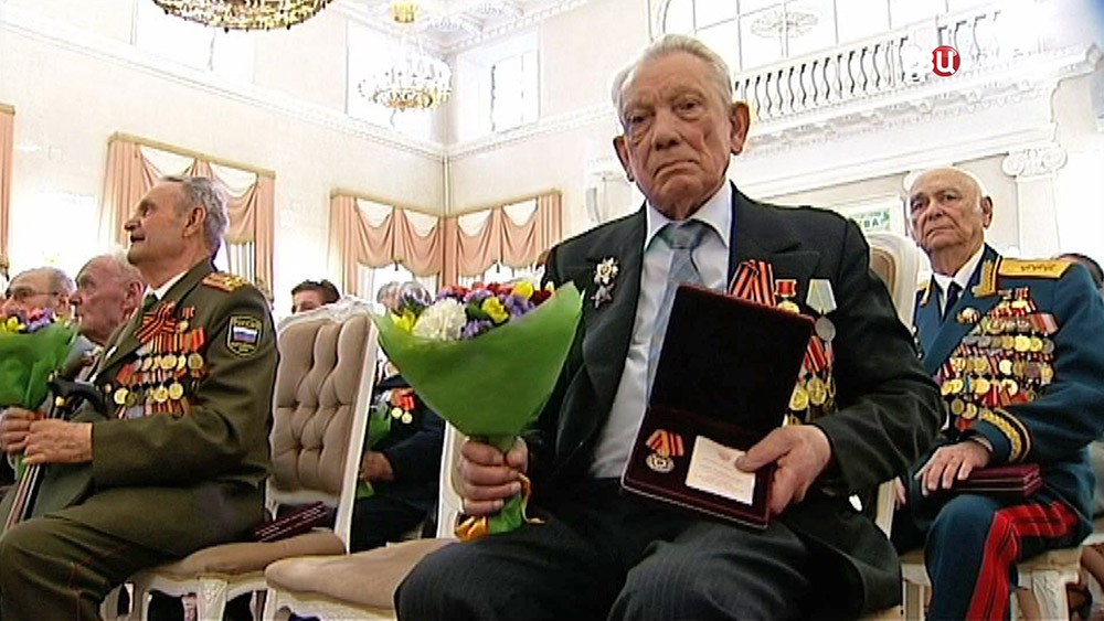 Вручение юбилейных медалей "70 лет Победы" ветеранам