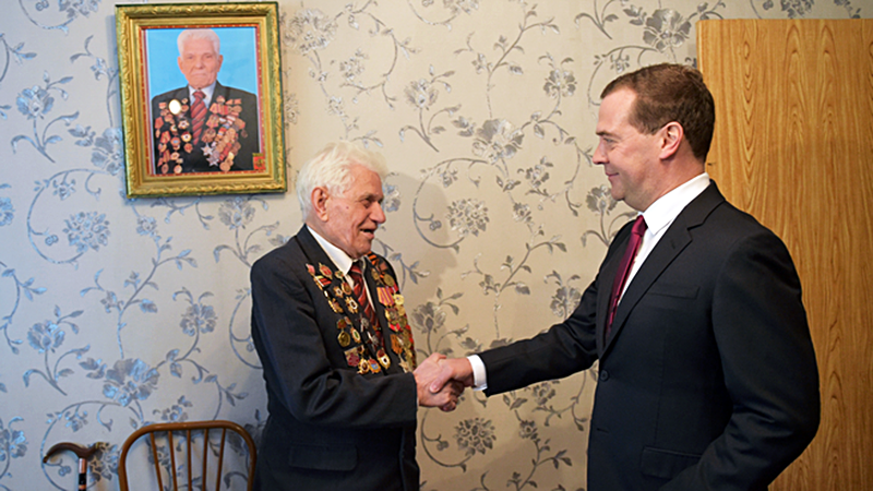 Дмитрий Медведев поздравляет ветерана