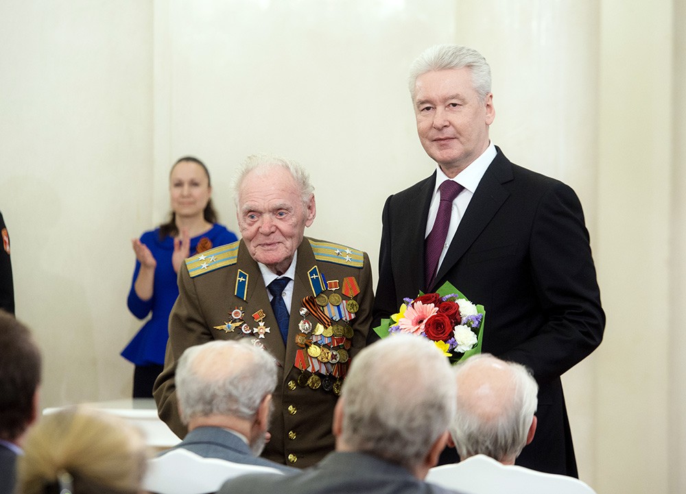 Сергй Собянин вручает ветеранам юбилейные медали "70 лет Победы"