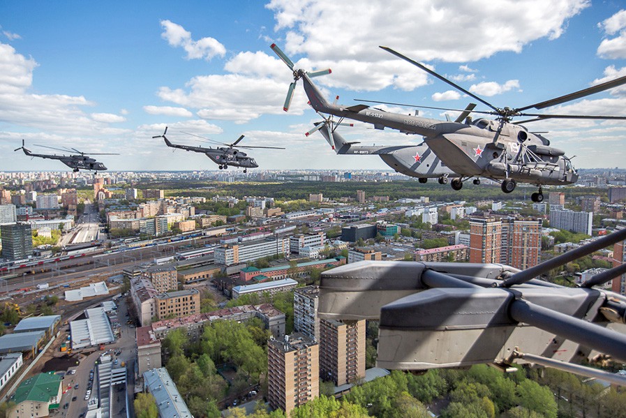 Пролёт военных вертолётов над Москвой 