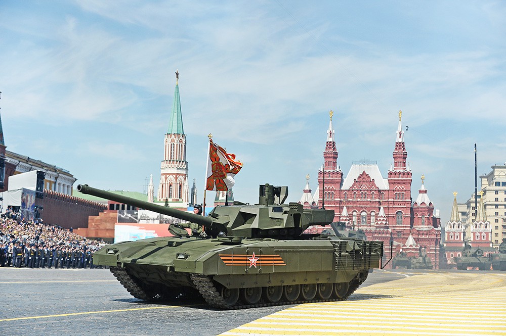 Танки Т-14 на гусеничной платформе "Армата" во время Парада Победы в Москве