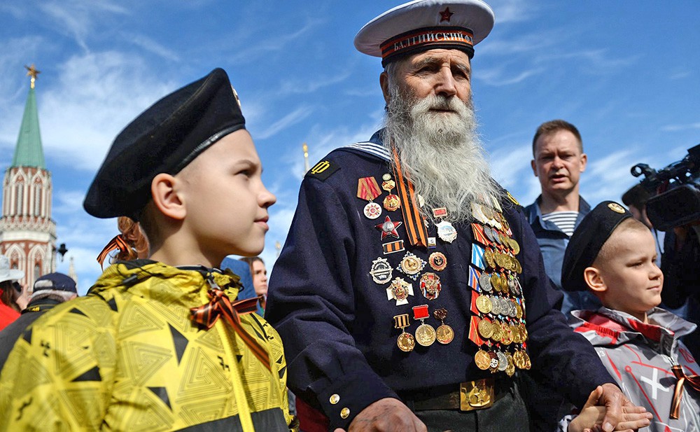 Ветеран Великой Отечественной войны с правнуками