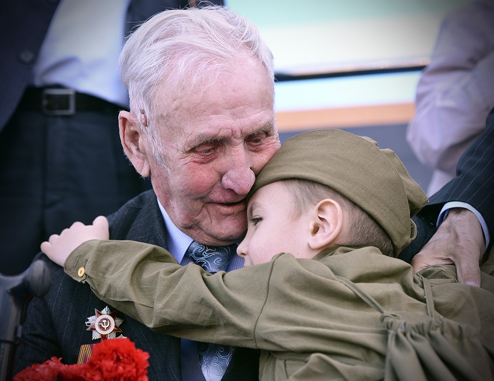 Мальчик благодарит ветерана за победу