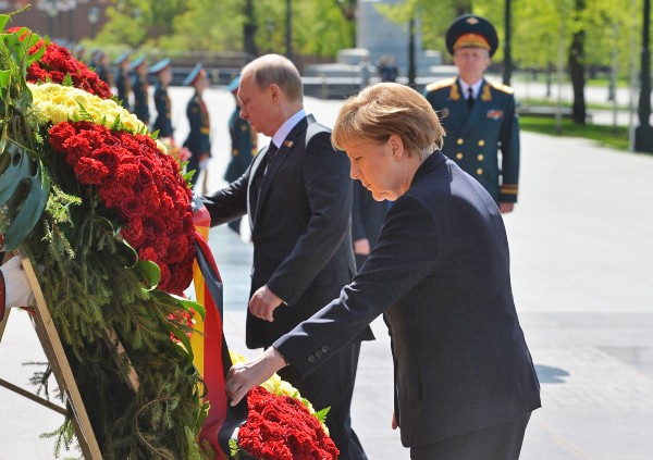 Президент Российской Федерации Владимир Путин и канцлер Федеративной Республики Германия Ангела Меркель на церемонии возложения цветов к Могиле Неизвестного солдата